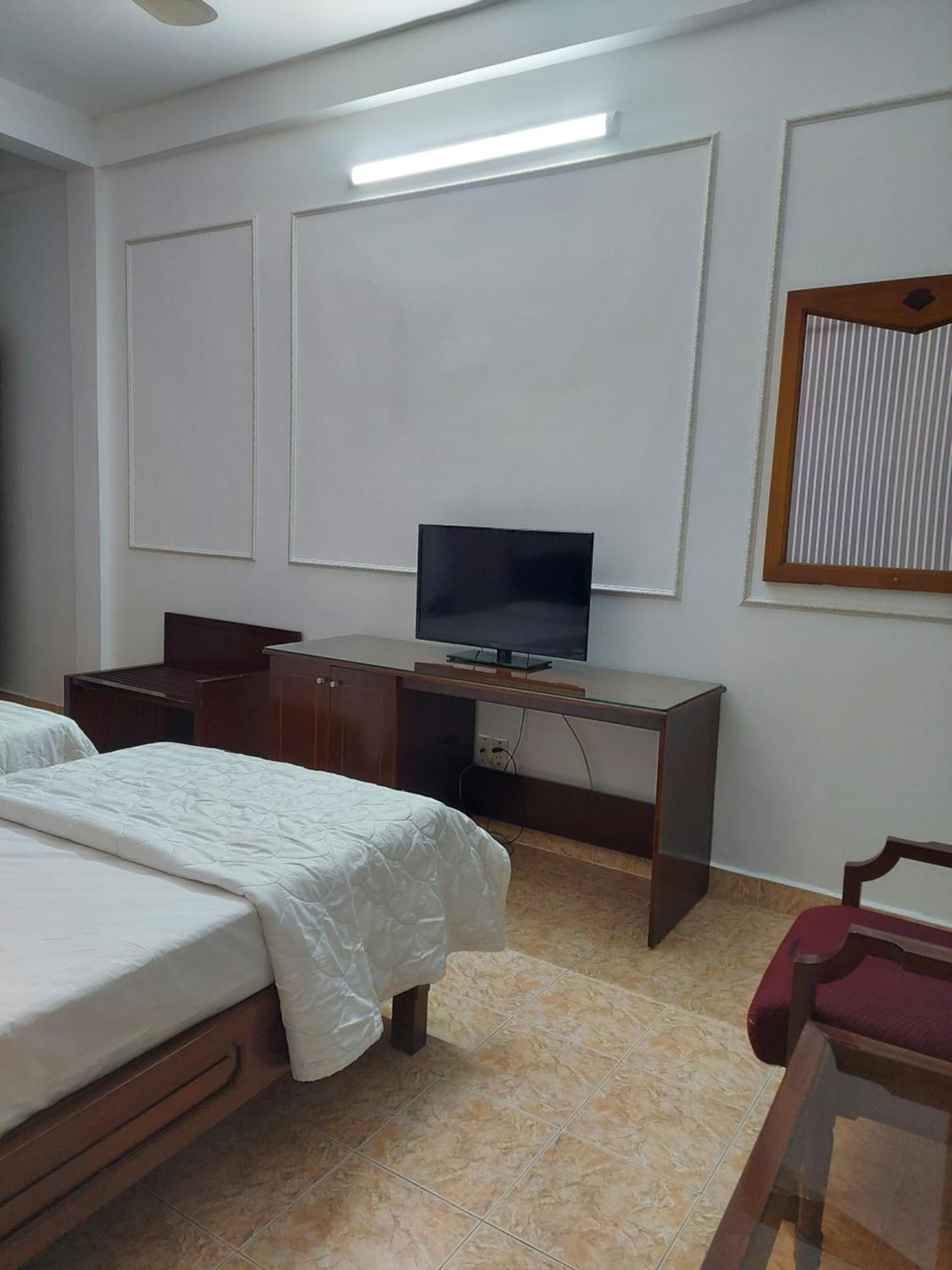 Khach San Trung Mai Hotel Ho Chi Minh City Exterior photo
